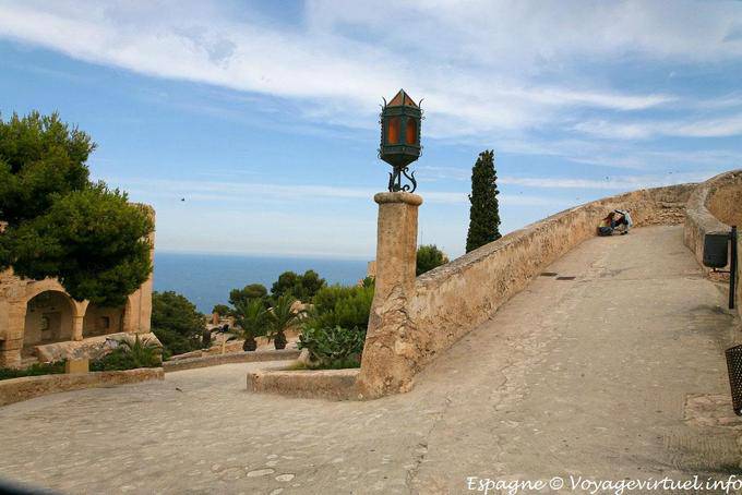 Caminhe na fortaleza, Castillo de Santa Barbara, Alicante - Espanha