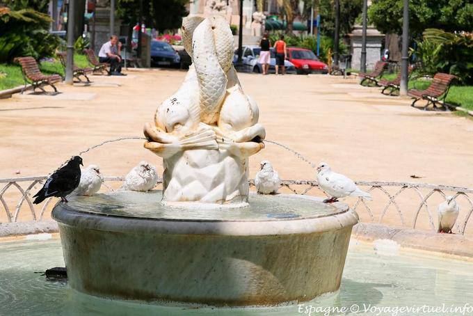Pombos no chafariz com golfinhos, Parque Canalejas, Alicante - Espanha