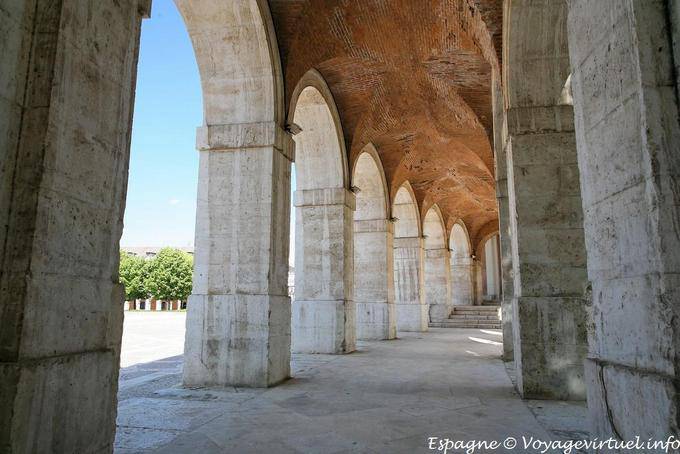 Aranjuez, sob as arcadas da Iglesia San Antonio - Espanha