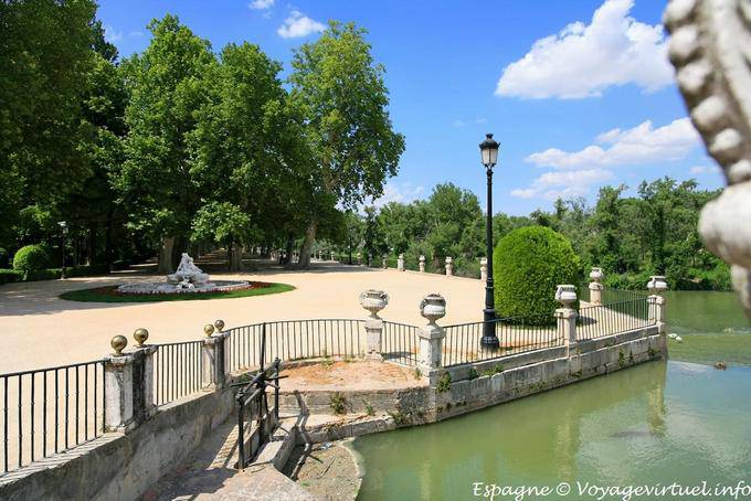 Passagem entre Jardin del Parterre jardim e Isla, Aranjuez - Espanha