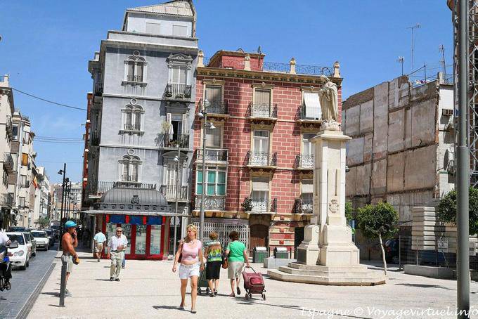 Cartagena, praça movimentada - Espanha