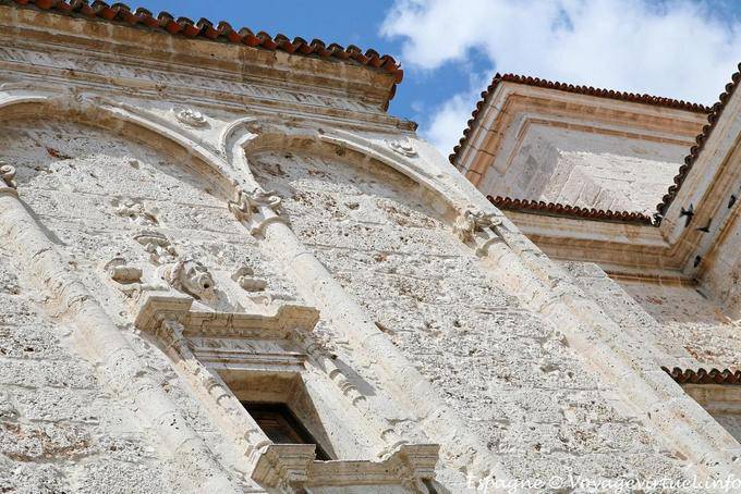 Chinchon, fachada de varejo de uma igreja - Espanha