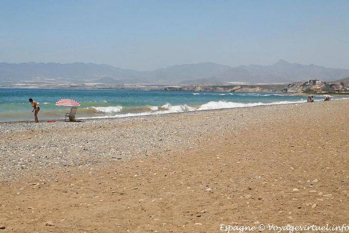 Costa Cálida, praia com guarda-chuvas - Espanha