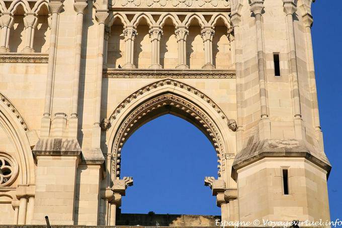 Cuenca, NS Catedral de Gracia, o detalhe do close-up da fachada - Espanha