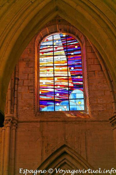 Cuenca, NS Catedral de Gracia, a janela moderno - Espanha