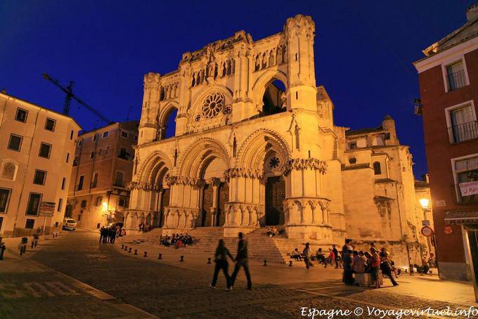 Cuenca, Plaza Mayor por noite - Espanha