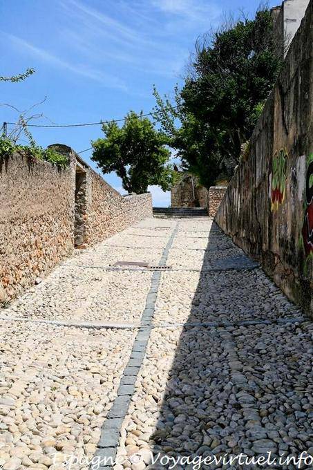Cuenca, pequena rua de paralelepípedos - Espanha