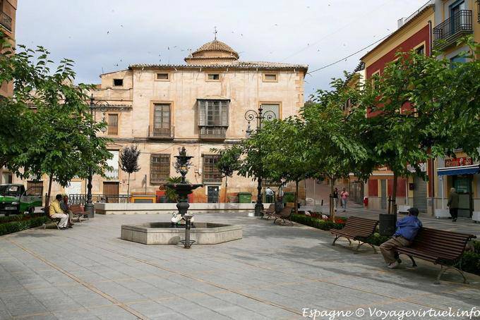 Lorca, praça com uma fonte - Espanha