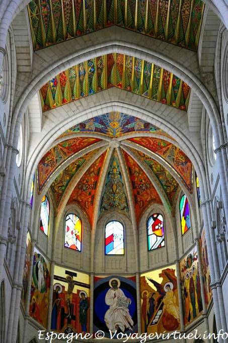 As pinturas do teto e da abside da Catedral de Almudena, em Madrid - Espanha