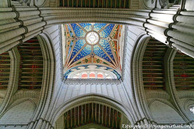 Madrid, Catedral, Céu Deus (S. Maria la Real de la Almudena) - Espanha