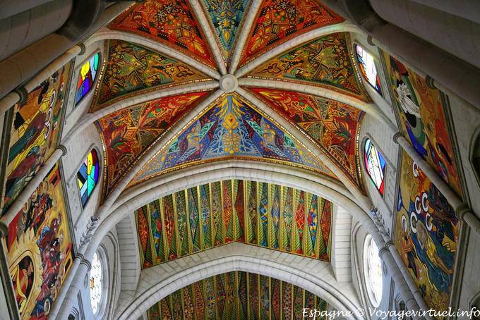 Madrid, Catedral, cores exuberantes (S. Maria de la Almudena) - Espanha