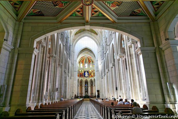 Catedral de Madrid, o majestoso nave (S. Maria de la Almudena) - Espanha