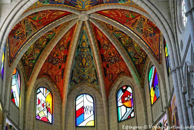 Madrid, Catedral, pinturas e vitrais (S. Maria de la Almudena) - Espanha