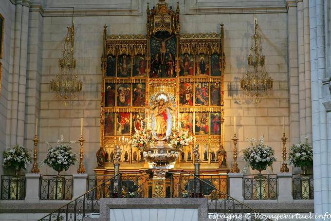 Madrid catedral retábulo (Santa María la Real de la Almudena) - Espanha
