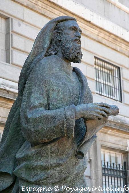 Madrid catedral estátua (Santa María la Real de la Almudena) - Espanha