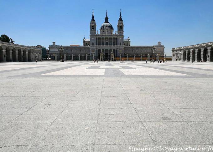 Madrid vista catedral pátio do Palácio Real (S. Maria de la Almudena) - Espanha