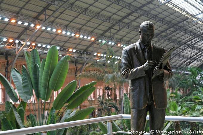 Madrid Atocha Estacion, Estátua e escada rolante - Espanha