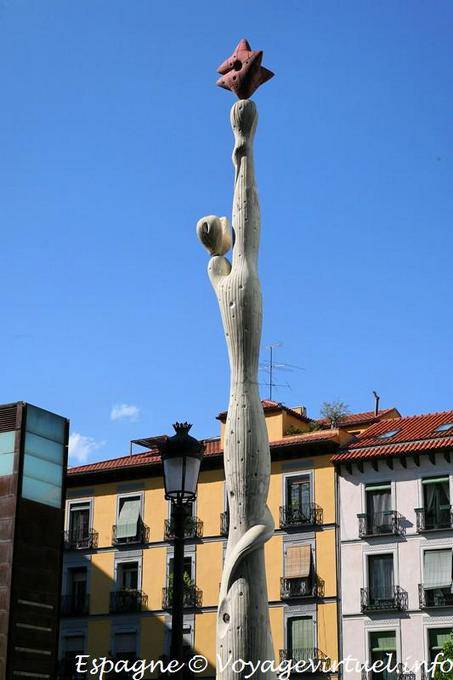 Madrid Atocha Museo Reina Sofia, escultura na praça - Espanha
