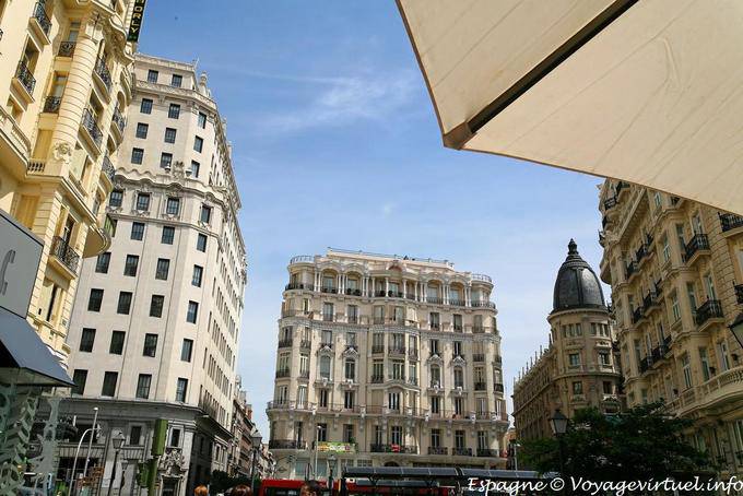 Madrid, guarda-sol sobre a Gran Via - Espanha