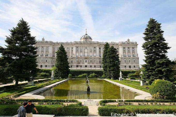 Madrid Jardines de Sabatini, lago - Espanha