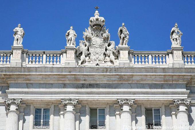 Esculturas e braços de Espanha, fachada do Palácio Real de Madrid - Espanha