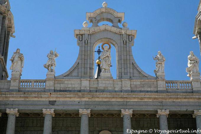 Acima da entrada principal da Catedral de Almudena, Calle Baillén, Madrid - Espanha