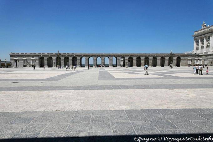 Enorme pátio do Palácio Real, Palácio Real de Madrid - Espanha
