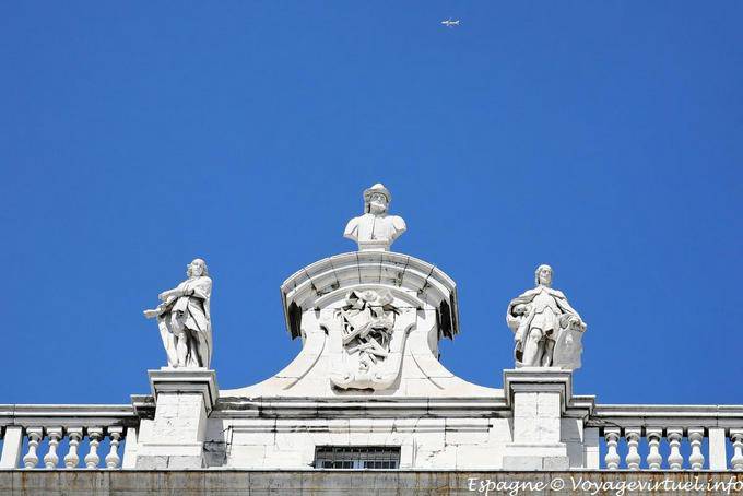 Madrid, Palacio Real, aviões no céu - Espanha