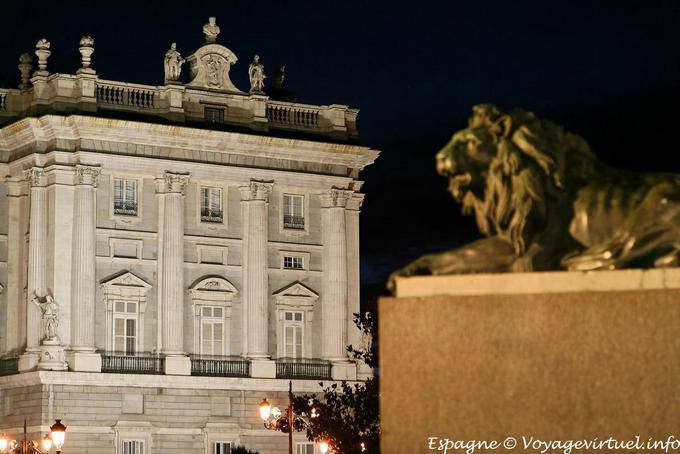 Madrid, Palacio Real de noite com leão - Espanha