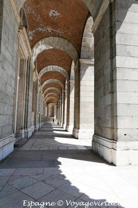 Madrid, Palacio Real, sob as arcadas - Espanha