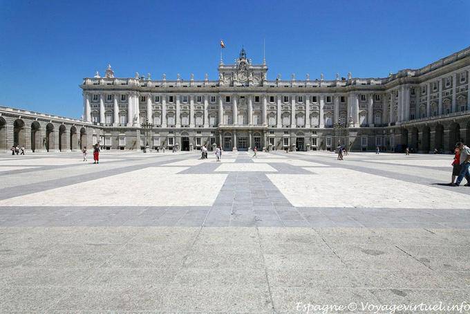 Madrid, Palacio vista frontal real no pátio - Espanha