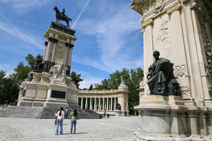 Madrid, Parque del Buen Retiro, uma outra perspectiva de Alfonso XII monumento - Espanha