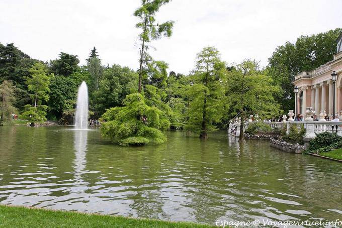 Madrid, Parque del Buen Retiro, em frente ao lago Palace - Espanha