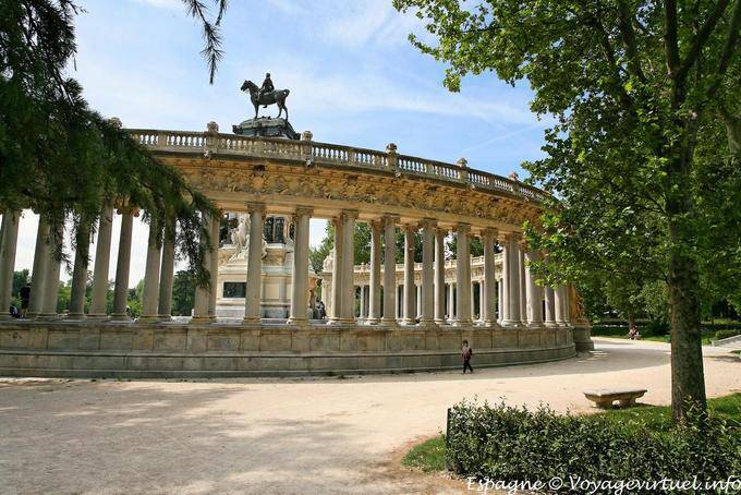 Madrid, Parque del Buen Retiro, retrovisor de Alfonso XII monumento - Espanha