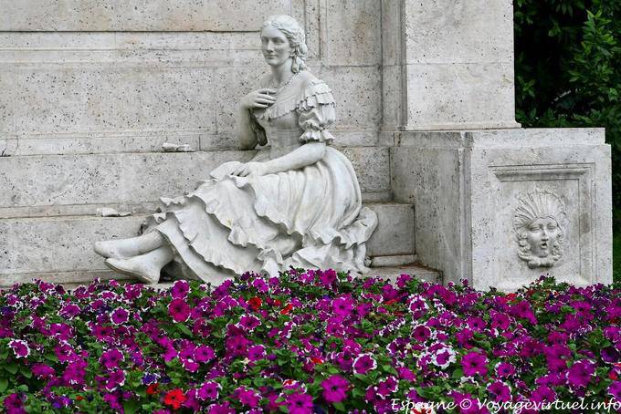 Estátua de mulher sentada, Paseo de Recoletos, Madrid - Espanha