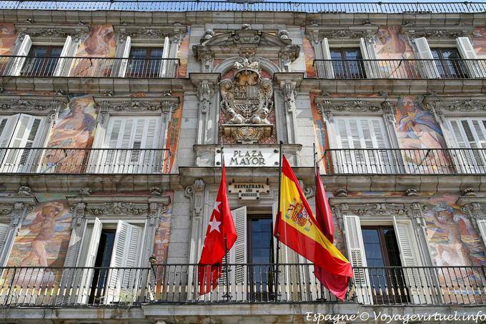 Madrid, Plaza Mayor, bandeiras e escudo - Espanha