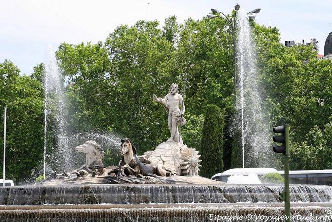 Fonte na Plaza de las Cortes, Prado, Madrid - Espanha