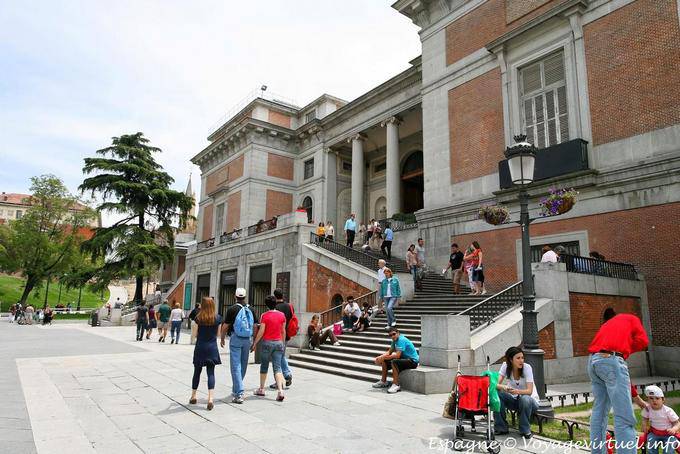 Digite o Museu Nacional do Prado, em Madrid, lateral Calle Felipe IV - Espanha