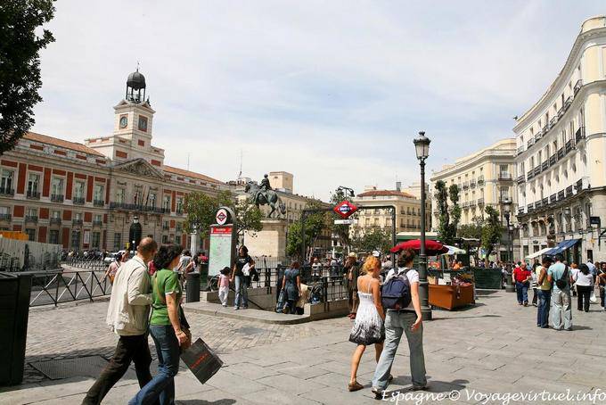 Madrid, Puerta del Sol com vista para o real Casa de Correos - Espanha