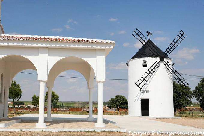Mancha, um moinho de vento - Espanha
