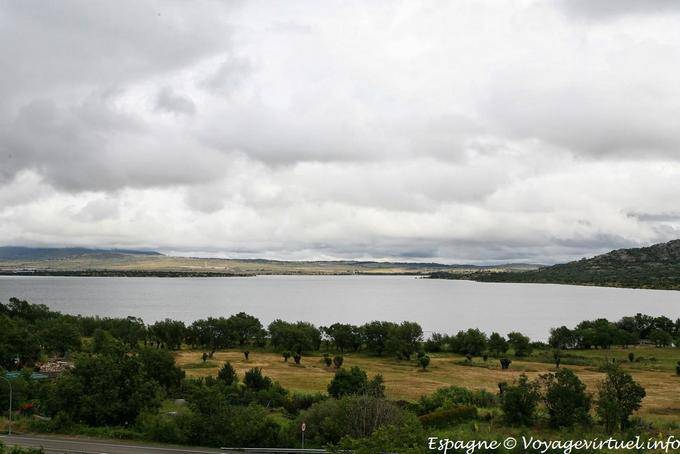 Manzanares el Real, vista para o lago - Espanha