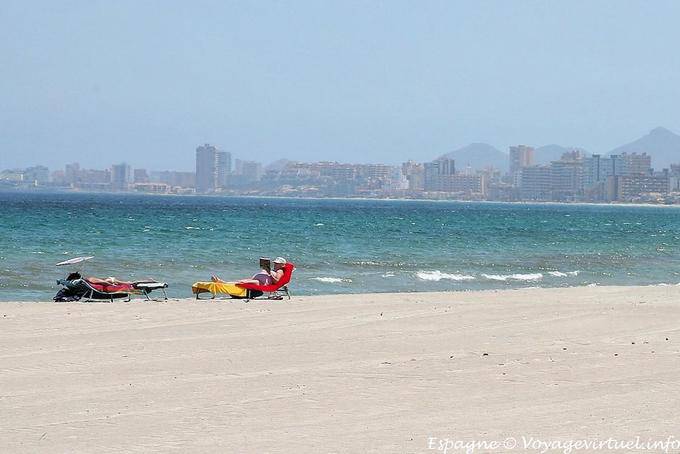 Mare Menor, La Manga, sentado na frente dos blocos - Espanha