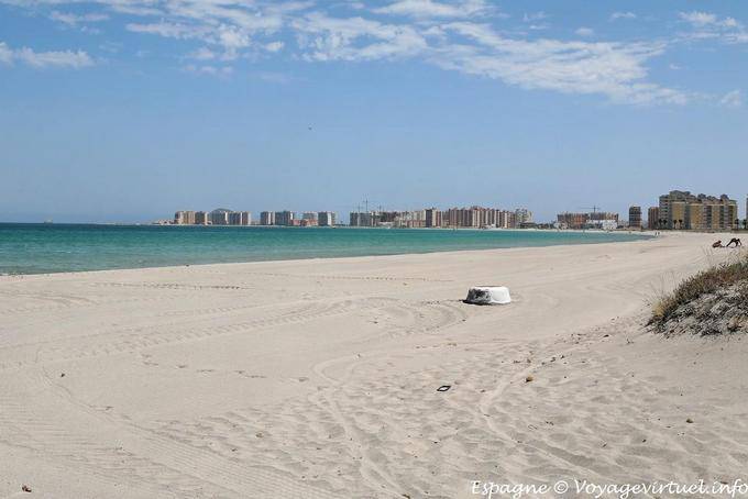 Mare Menor, praia deserta em La Manga - Espanha