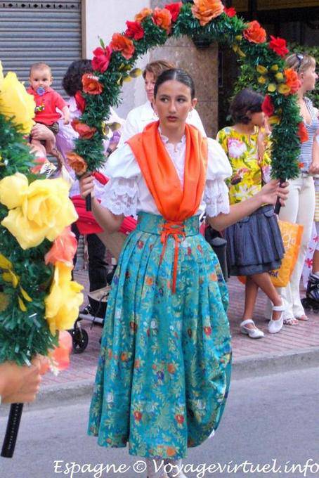 Santa Pola Tabarca, menina com flores - Espanha