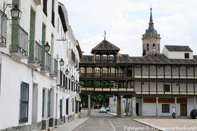 Tembleque campanário visto a partir da Plaza Mayor - Espanha