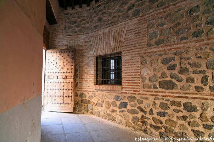 Passagem e cravejado porta, Toledo - Espanha