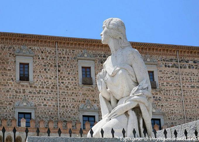 Toledo, estátua atrás do Alcazar - Espanha