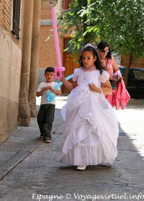 Toledo menina no vestido branco - Espanha
