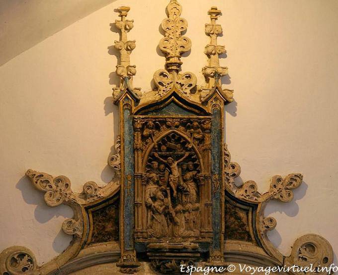 Alabastro policroma com reina Isabel no hábito franciscano orando Cristo crucificado, com suas três filhas, Monasterio San Juan de los Reyes, Toledo - Espanha