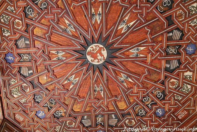Detalhe da decoração do claustro superior Monasterio San Juan de los Reyes, Toledo - Espanha